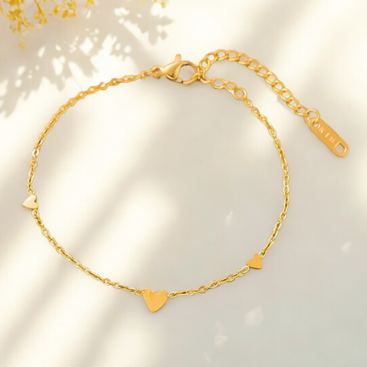 Arany színű láncos női karkötő három kis szív medállal