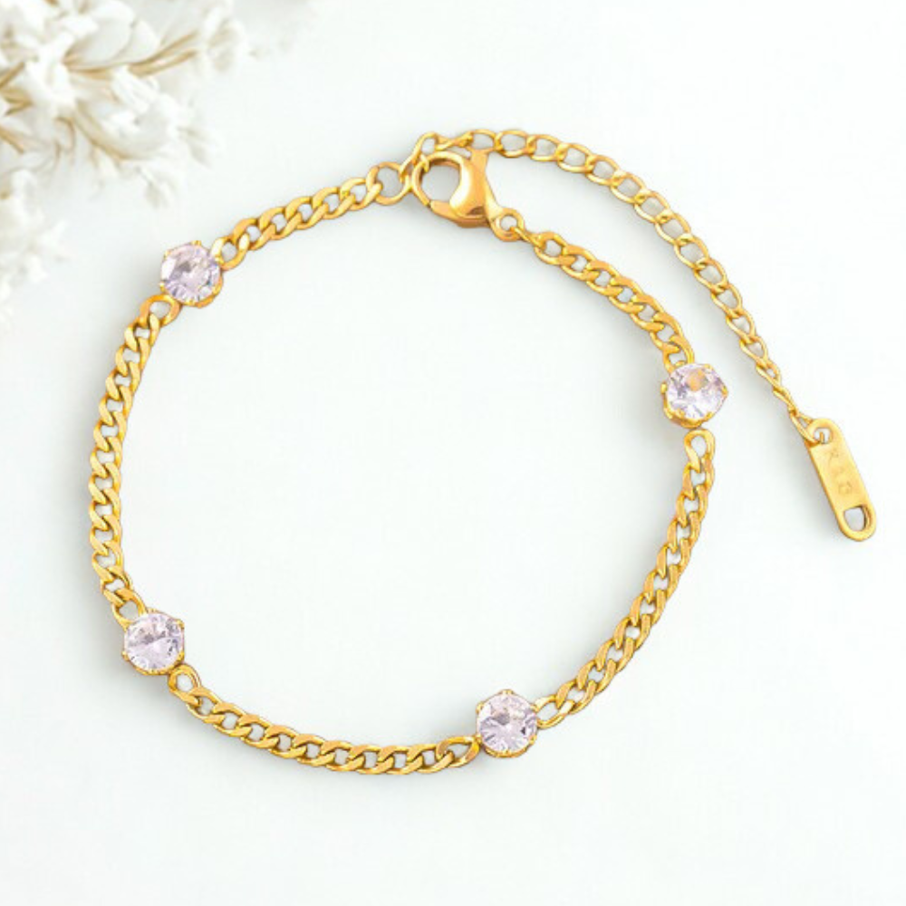 JULIA arany színű minimalista karkötő strassz medálokkal