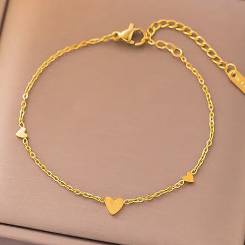 Arany színű láncos női karkötő három kis szív medállal