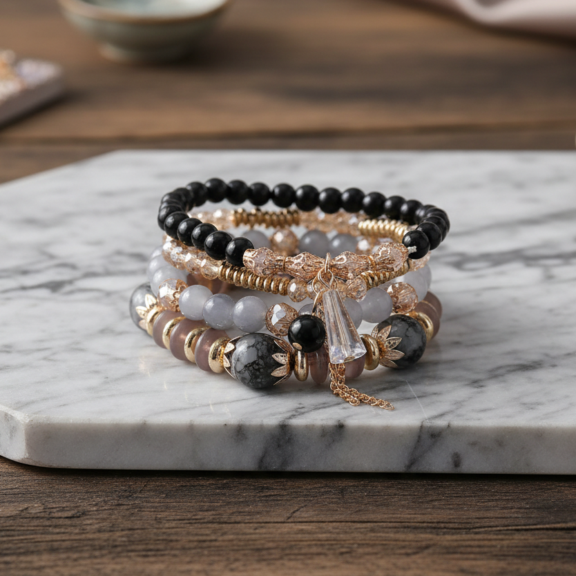 Tobbsoros_fekete_szurke_es_arany_tonusu_gyongyos_statement_karkoto_szett_diszfuggovel
